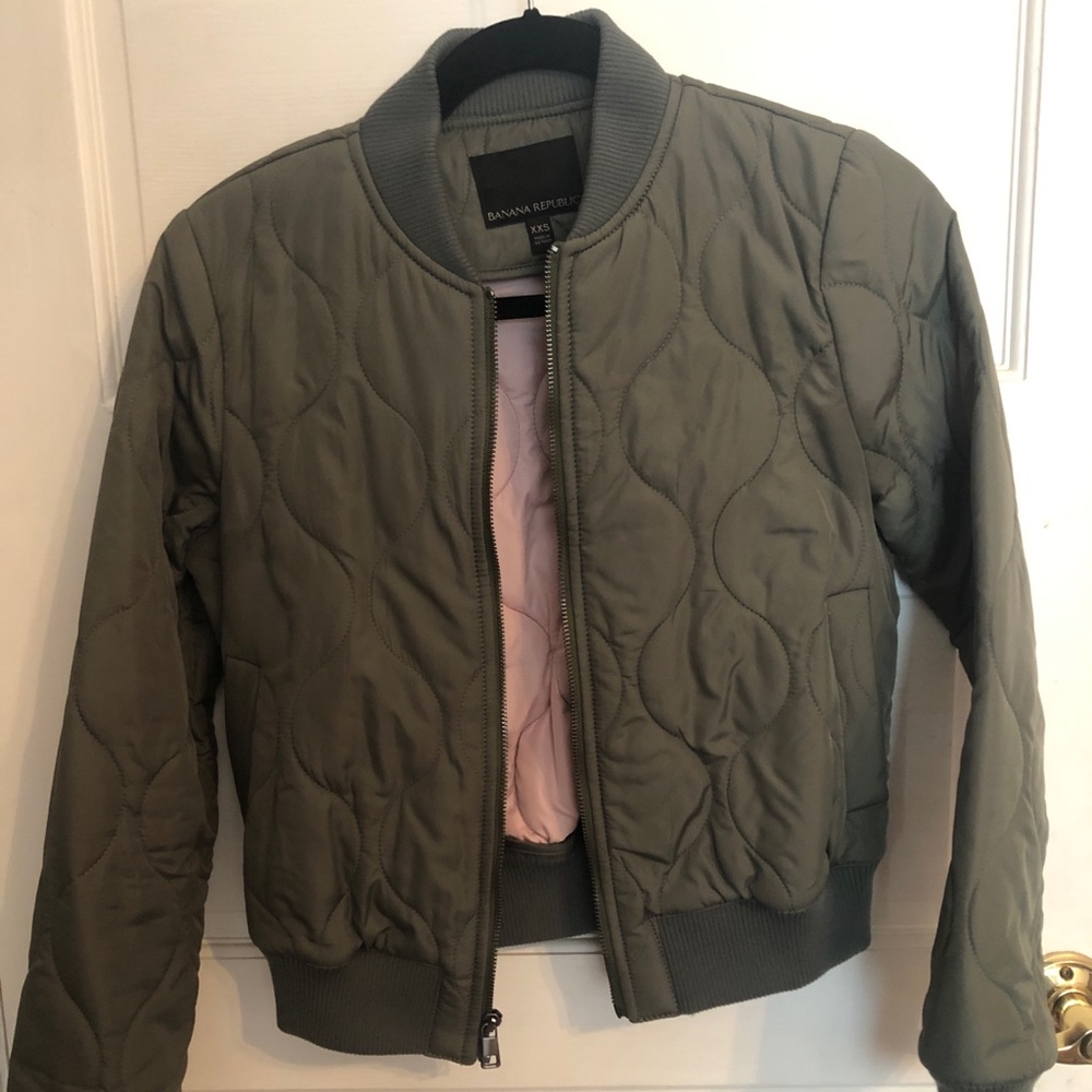 Banana Republic olive green light puffer bomber